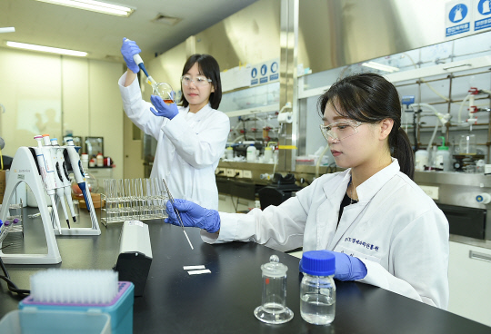 경과원 천연물소재팀/사진제공=경기도경제과학진흥원